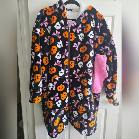 Cozy Zip Up Black Hooded Blanket Fun Halloween Print Pink, Pumkins, Bows, Snuggy - Picture 1 of 6
